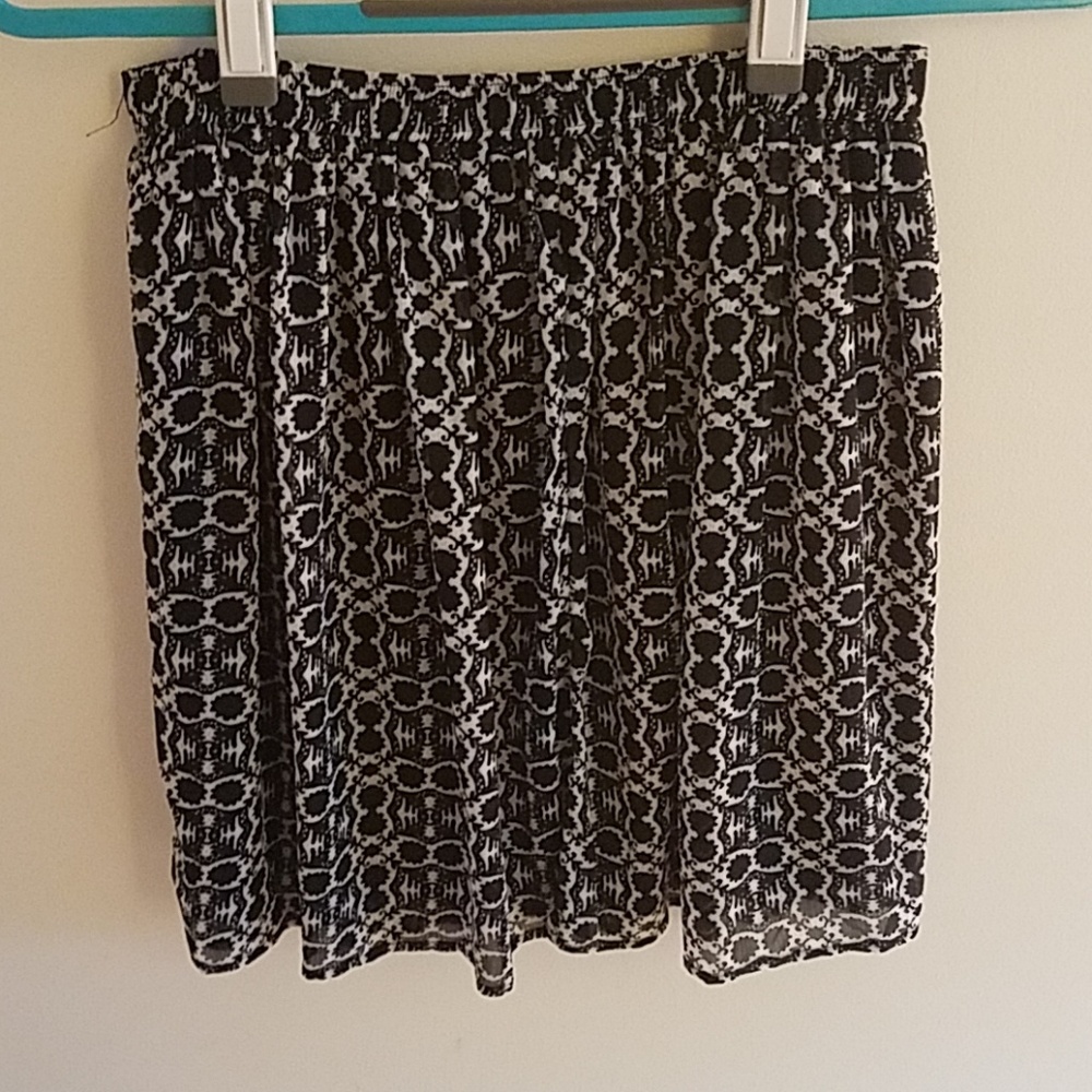Flowy black and white skirt